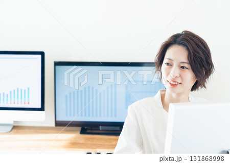 DXツールで仕事するビジネスウーマン 131868998