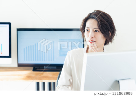 DXツールで仕事するビジネスウーマン DXツールで仕事するビジネスウーマン 131868999