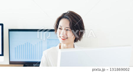 DXツールで仕事するビジネスウーマン DXツールで仕事するビジネスウーマン 131869002