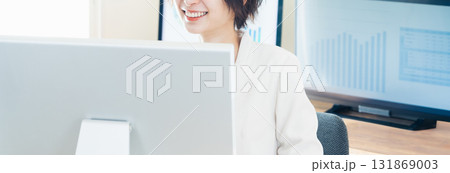 DXツールで仕事するビジネスウーマン 131869003