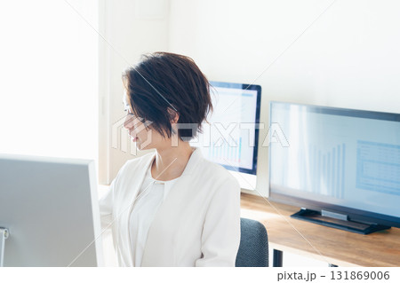 DXツールで仕事するビジネスウーマン 131869006