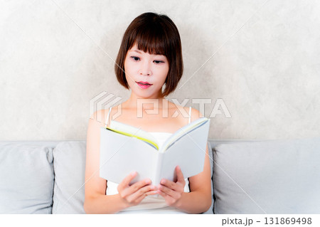 本を読む若い女性 本を読む若い女性 131869498