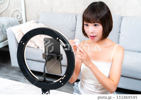 動画配信をする女性 動画配信をする女性 131869595