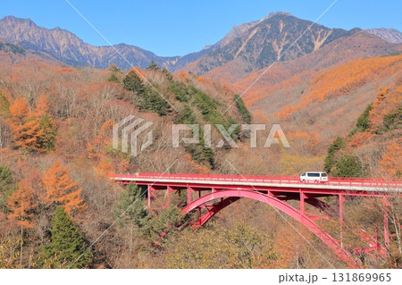 紅葉に染まる東沢大橋と八ヶ岳 紅葉に染まる東沢大橋と八ヶ岳 131869965