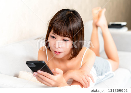 スマホを触る若い女性 スマホを触る若い女性 131869991