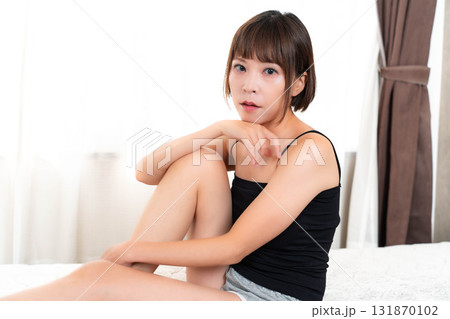 自宅でくつろぐ若い女性 自宅でくつろぐ若い女性 131870102