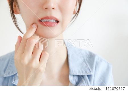 顔を歪める女性 顔を歪める女性 131870827