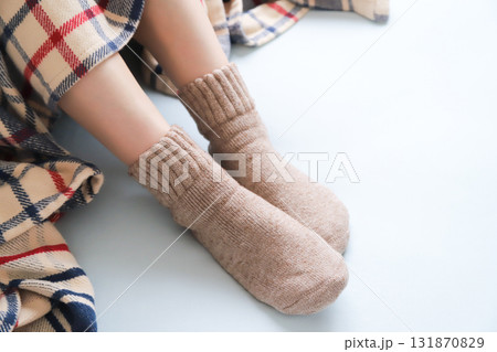 靴下を履いた女性の足元　冷え性イメージ 131870829