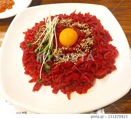 新鮮な韓国ユッケ　卵黄と胡麻が輝く伝統的な韓国料理 131870923