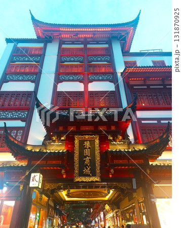 上海 豫園商城の正門 歴史と活気が融合する中国の伝統建築 上海 豫園商城の正門 歴史と活気が融合する中国の伝統建築 131870925