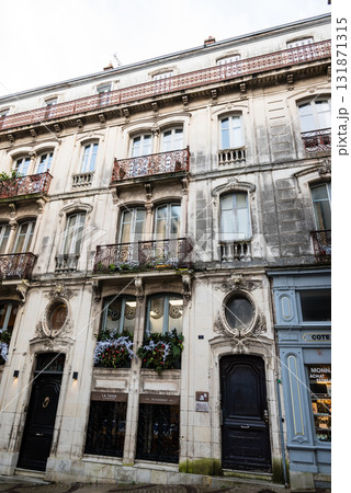 歴史的な建物の並ぶ街並み　フレンチバスク地方の中心にあるバイヨンヌの街にて 131871315