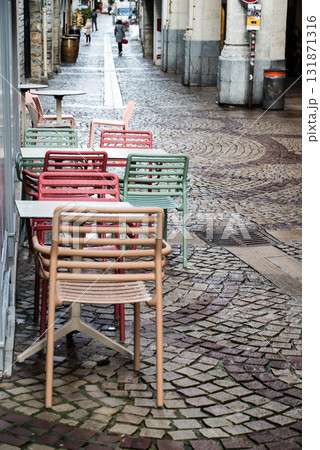 歴史的な建物の並ぶ街並み　フレンチバスク地方の中心にあるバイヨンヌの街にて 131871316