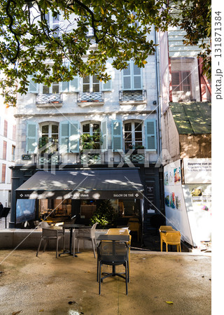 歴史的な建物の並ぶ街並み フレンチバスク地方の中心にあるバイヨンヌの街にて 歴史的な建物の並ぶ街並み フレンチバスク地方の中心にあるバイヨンヌの街にて 131871384