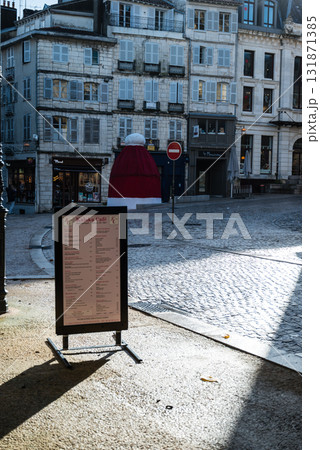 歴史的な建物の並ぶ街並み　フレンチバスク地方の中心にあるバイヨンヌの街にて 131871385