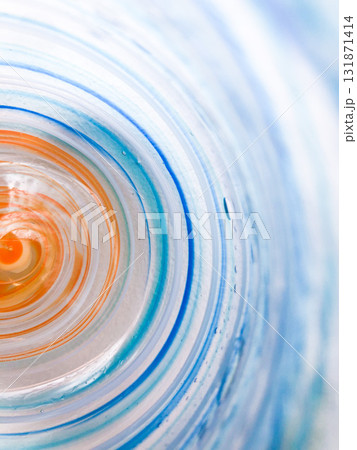 琉球ガラスの中に広がる深い青と輝く螺旋(Deep Blue and Glittering Spira 131871414