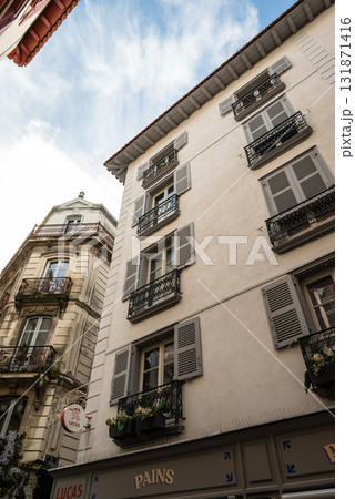 歴史的な建物の並ぶ街並み　フレンチバスク地方の中心にあるバイヨンヌの街にて 131871416