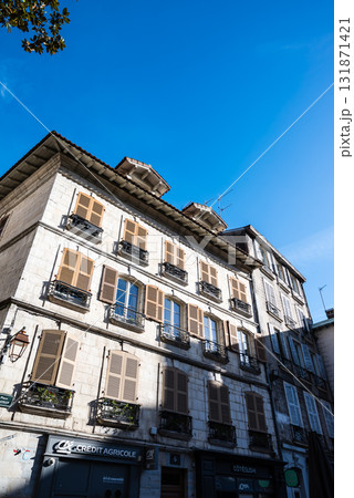 歴史的な建物の並ぶ街並み　フレンチバスク地方の中心にあるバイヨンヌの街にて 131871421