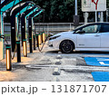 高速道路のサービスエリアで充電中の電気自動車（夜間） 131871707