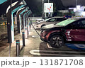 高速道路のサービスエリアで充電中の電気自動車（夜間） 131871708