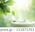 清潔なグリーンクリームと葉っぱ 131871763
