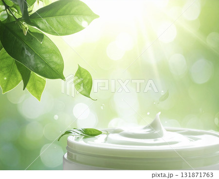 清潔なグリーンクリームと葉っぱ 131871763