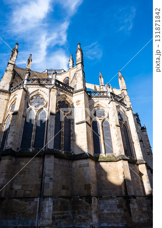 明るい青空の下の歴史的なバイヨンヌ大聖堂　フレンチバスク地方の中心にあるバイヨンヌの街にて 131871842