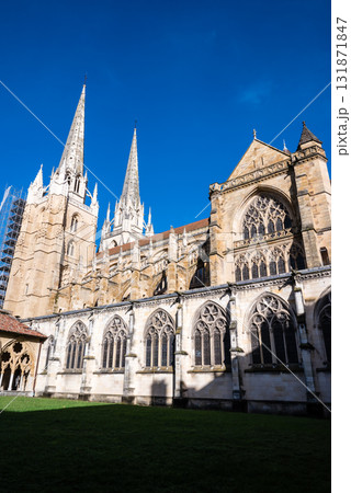 明るい青空の下の歴史的なバイヨンヌ大聖堂　フレンチバスク地方の中心にあるバイヨンヌの街にて 131871847