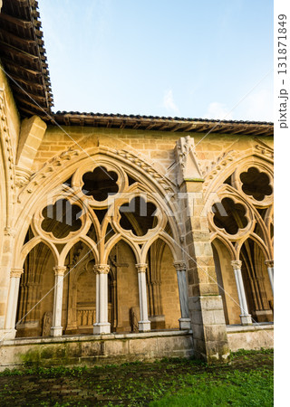 明るい青空の下の歴史的なバイヨンヌ大聖堂 フレンチバスク地方の中心にあるバイヨンヌの街にて 明るい青空の下の歴史的なバイヨンヌ大聖堂 フレンチバスク地方の中心にあるバイヨンヌの街にて 131871849