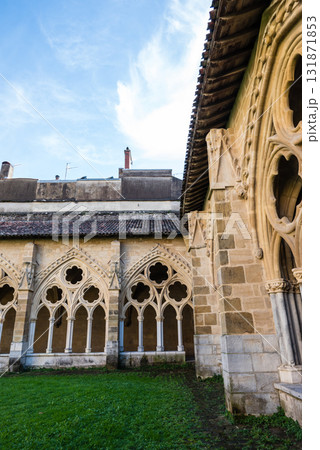 明るい青空の下の歴史的なバイヨンヌ大聖堂　フレンチバスク地方の中心にあるバイヨンヌの街にて 131871853