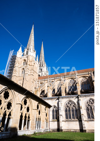 明るい青空の下の歴史的なバイヨンヌ大聖堂 フレンチバスク地方の中心にあるバイヨンヌの街にて 明るい青空の下の歴史的なバイヨンヌ大聖堂 フレンチバスク地方の中心にあるバイヨンヌの街にて 131871857