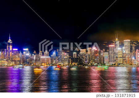 香港 夜のビクトリア・ハーバーと観光船 香港 夜のビクトリア・ハーバーと観光船 131871915
