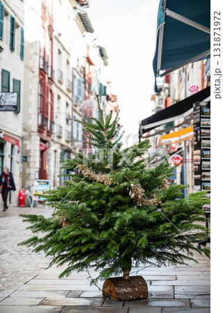 歴史的な建物の並ぶ街並み　フレンチバスク地方の中心にあるバイヨンヌの街にて 131871972