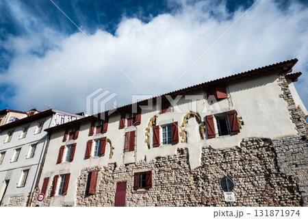 歴史的な建物の並ぶ街並み　フレンチバスク地方の中心にあるバイヨンヌの街にて 131871974