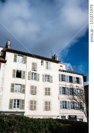 歴史的な建物の並ぶ街並み フレンチバスク地方の中心にあるバイヨンヌの街にて 歴史的な建物の並ぶ街並み フレンチバスク地方の中心にあるバイヨンヌの街にて 131871978