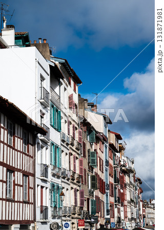 歴史的な建物の並ぶ街並み　フレンチバスク地方の中心にあるバイヨンヌの街にて 131871981