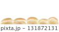 食パンが頭がいくつも並んだ風景ラインイラスト 131872131