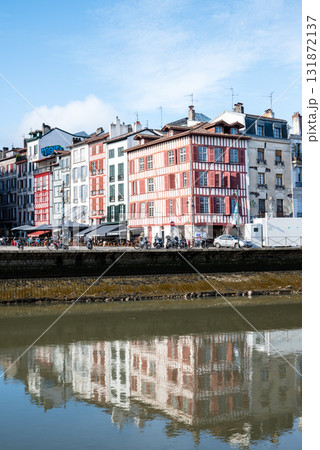 川沿いに並ぶ歴史的な建物の街並み　フレンチバスク地方の中心にあるバイヨンヌの街にて 131872137