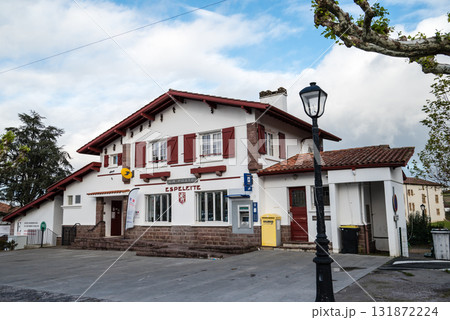 フレンチバスク地方の唐辛子で有名なエスプレット村の唐辛子の飾りが付いた赤と白の建物 131872224