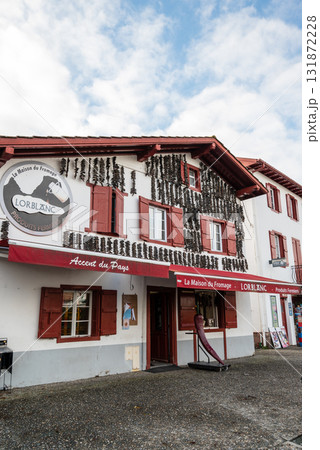 フレンチバスク地方の唐辛子で有名なエスプレット村の唐辛子の飾りが付いた赤と白の建物 131872228