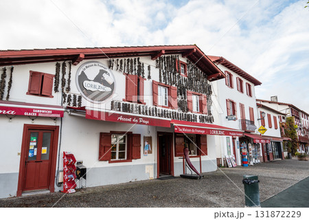 フレンチバスク地方の唐辛子で有名なエスプレット村の唐辛子の飾りが付いた赤と白の建物 131872229