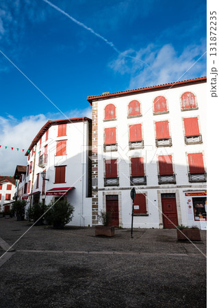フレンチバスク地方の唐辛子で有名なエスプレット村の唐辛子の飾りが付いた赤と白の建物 131872235