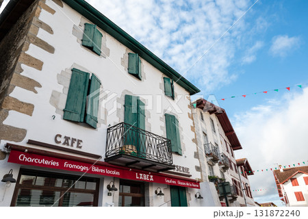 フレンチバスク地方の唐辛子で有名なエスプレット村の唐辛子の飾りが付いた赤と白の建物 フレンチバスク地方の唐辛子で有名なエスプレット村の唐辛子の飾りが付いた赤と白の建物 131872240