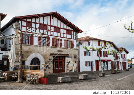 フレンチバスク地方の唐辛子で有名なエスプレット村の唐辛子の飾りが付いた赤と白の建物 フレンチバスク地方の唐辛子で有名なエスプレット村の唐辛子の飾りが付いた赤と白の建物 131872301
