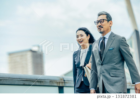 シニアのビジネスマン 男女 シニアのビジネスマン 男女 131872381