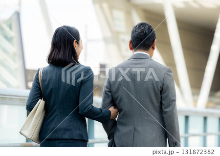 ビジネスマンとビジネスウーマンの後姿 ビジネスマンとビジネスウーマンの後姿 131872382
