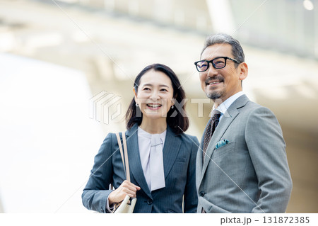 オフィス街を歩くビジネスパーソン 131872385