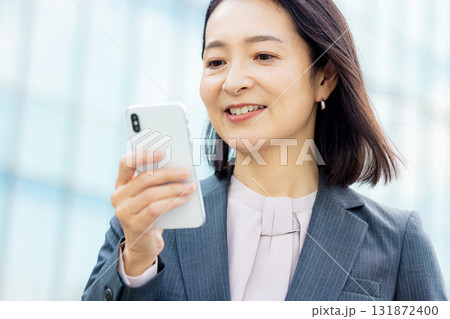 スマホを持つビジネスウーマン スマホを持つビジネスウーマン 131872400