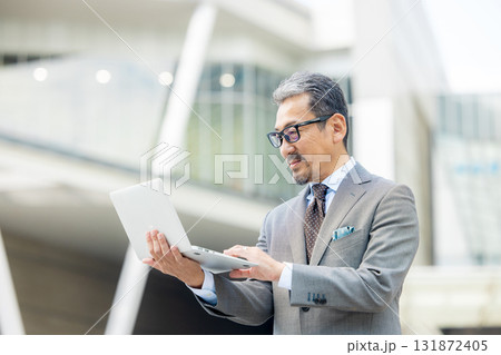 パソコンを操作するシニア男性 131872405