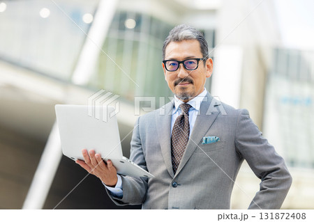 パソコンを操作するシニア男性 131872408