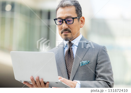 パソコンを操作するシニア男性 131872410